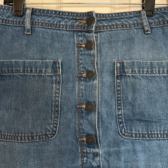 Old Navy A-Line Button-Front Denim Skirt - Picture 2 of 4